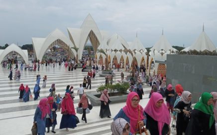 Suasana Hari Biasa Masjid Raya Al Jabbar Bandung