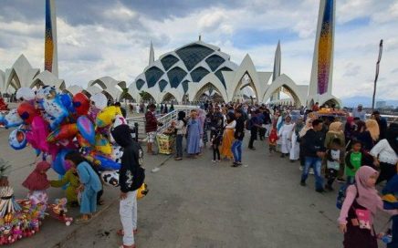 Pemprov Jabar Prioritaskan PKL Warga Lokal di Masjid Raya Al Jabbar