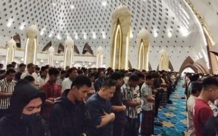 Foto: Penampakan Shalat Tarawih Perdana di Masjid Raya Al Jabbar