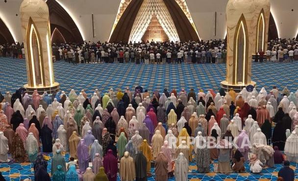 Foto: Penampakan Shalat Tarawih Perdana di Masjid Raya Al Jabbar