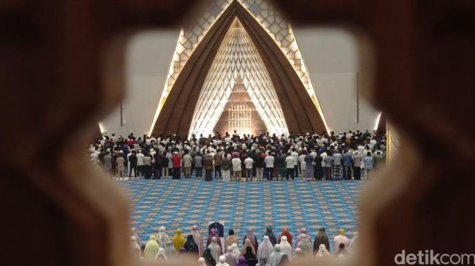 Foto: Penampakan Shalat Tarawih Perdana di Masjid Raya Al Jabbar