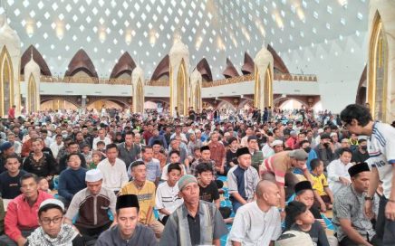Libur Lebaran, Masjid Raya Al Jabbar Dipadati Pengunjung