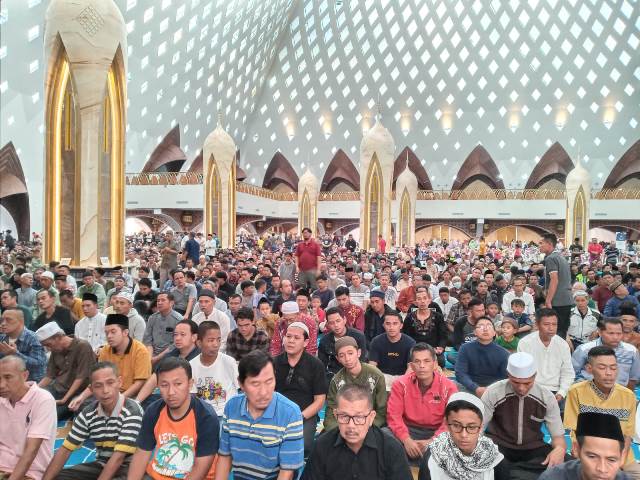 Libur Lebaran, Masjid Raya Al Jabbar Dipadati Pengunjung
