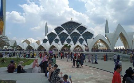 Libur Lebaran, Masjid Raya Al Jabbar Dipadati Pengunjung