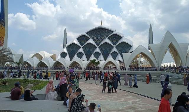 Libur Lebaran, Masjid Raya Al Jabbar Dipadati Pengunjung