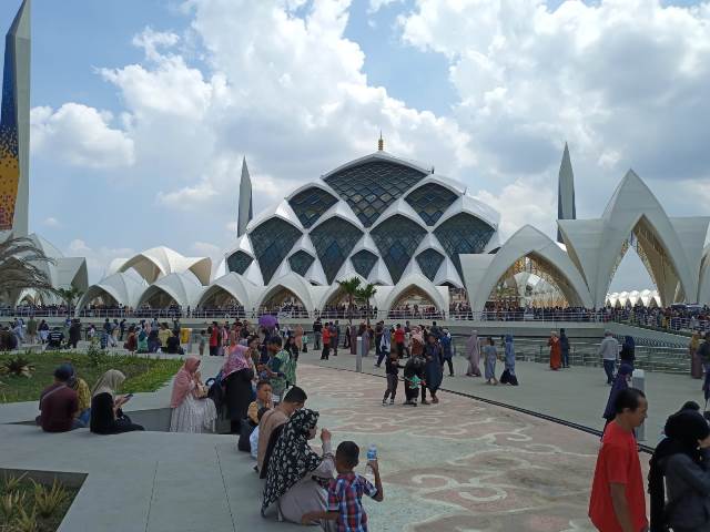 Libur Lebaran, Masjid Raya Al Jabbar Dipadati Pengunjung