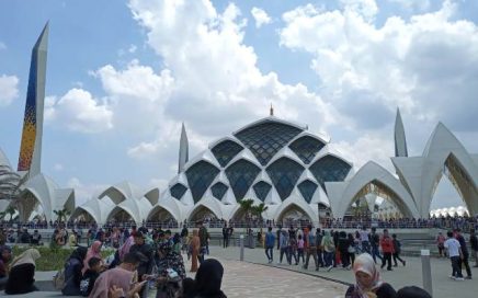 Libur Lebaran, Masjid Raya Al Jabbar Dipadati Pengunjung