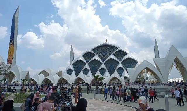 Libur Lebaran, Masjid Raya Al Jabbar Dipadati Pengunjung