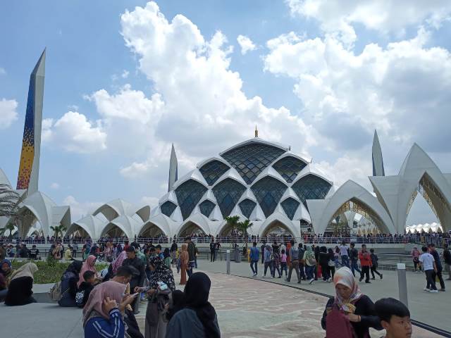 Libur Lebaran, Masjid Raya Al Jabbar Dipadati Pengunjung