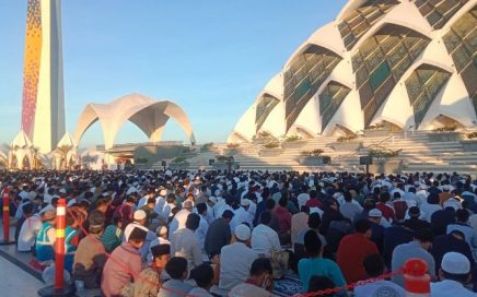 Sholat Idul Adha, Ribuan Warga Padati Selasar Masjid Raya Al Jabbar