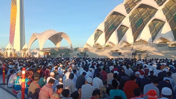 Sholat Idul Adha, Ribuan Warga Padati Selasar Masjid Raya Al Jabbar