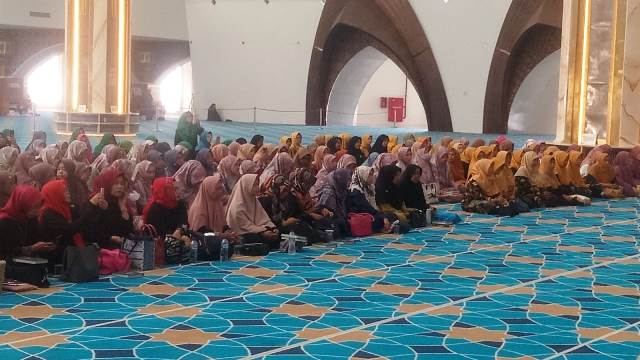 MT Khoirul Ummah Gelar Pengajian Rutin di Masjid Raya Al Jabbar