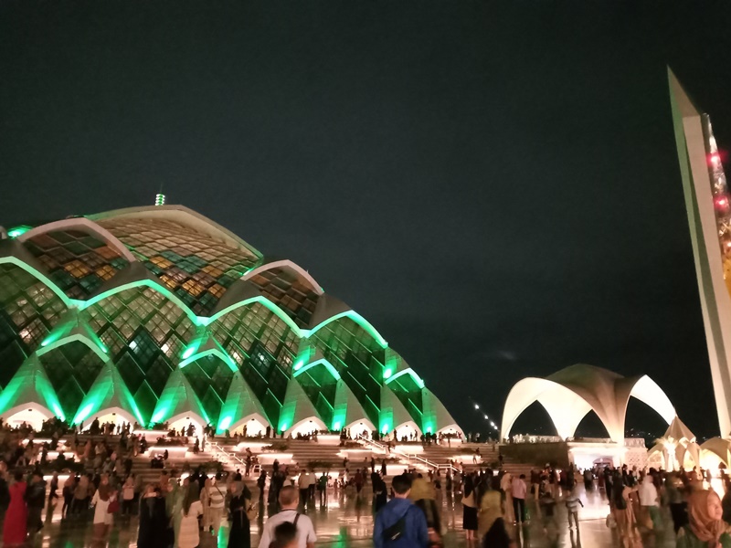 Foto: Penampakan Masjid Raya Al Jabbar Malam Hari
