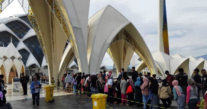 Masjid Raya Al Jabbar Sediakan Takjil Gratis Selama Ramadhan
