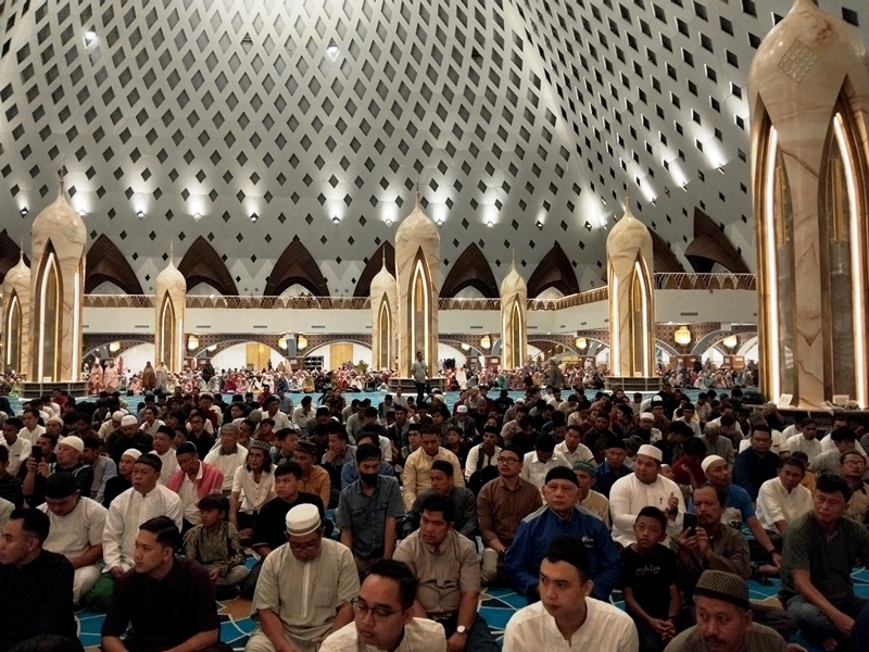 Malam Pertama Ramadhan 1445 H di Masjid Raya Al Jabbar