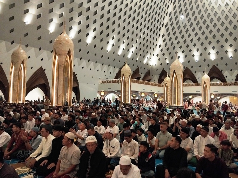 Malam Pertama Ramadhan 1445 H di Masjid Raya Al Jabbar