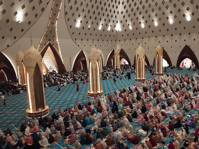 Malam Pertama Ramadhan 1445 H di Masjid Raya Al Jabbar
