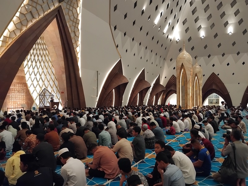 Malam Pertama Ramadhan 1445 H di Masjid Raya Al Jabbar