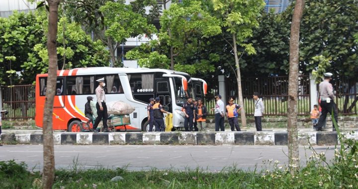 Polisi dan Dishub Bandung Razia Telolet Bus di GBLA