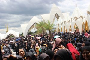 Jamaah Luar Masjid Raya Al Jabbar