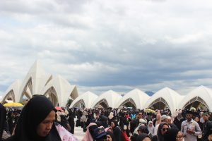 Jamaah Luar Masjid Raya Al Jabbar