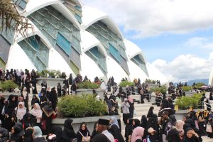 Jamaah Luar Masjid Raya Al Jabbar