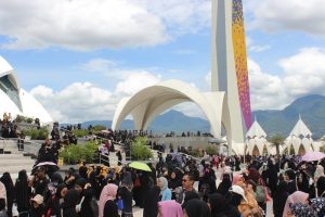 Jamaah Luar Masjid Raya Al Jabbar