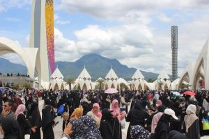 Jamaah Luar Masjid Raya Al Jabbar