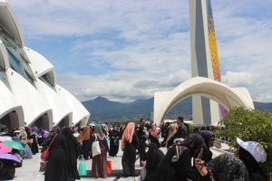 Jamaah Luar Masjid Raya Al Jabbar