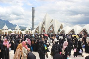 Jamaah Luar Masjid Raya Al Jabbar