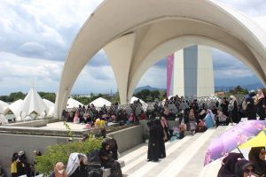 Jamaah Luar Masjid Raya Al Jabbar