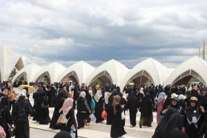 Jamaah Luar Masjid Raya Al Jabbar