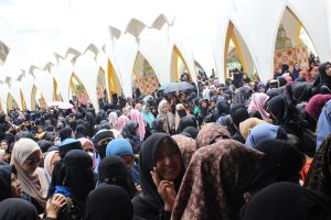 Jamaah Luar Masjid Raya Al Jabbar