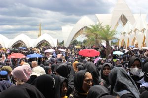 Jamaah Luar Masjid Raya Al Jabbar