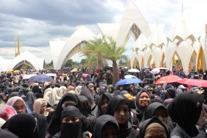 Jamaah Luar Masjid Raya Al Jabbar