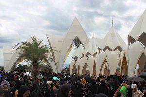 Jamaah Luar Masjid Raya Al Jabbar