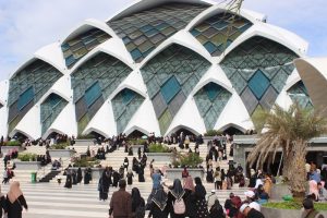 Jamaah Luar Masjid Raya Al Jabbar