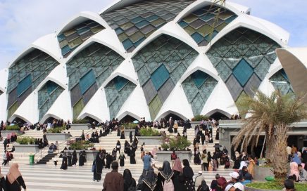 Jamaah Luar Masjid Raya Al Jabbar