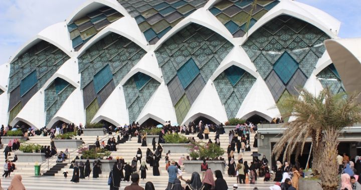 Jamaah Luar Masjid Raya Al Jabbar