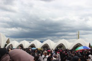 Jamaah Luar Masjid Raya Al Jabbar