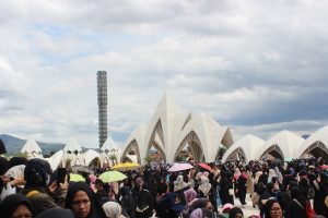 Jamaah Luar Masjid Raya Al Jabbar