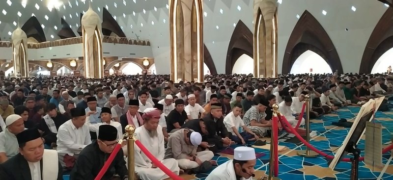 Ribuan Umat Islam Shalat Idulfiti di Masjid Raya Al Jabbar