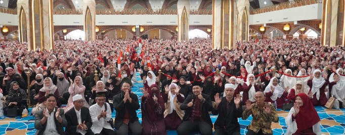 Hipnoterapis Umma Ilmia Catat Rekor Jamaah Terbanyak di Masjid Raya Al Jabbar