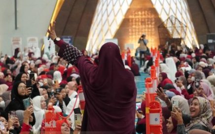 Hipnoterapis Umma Ilmia Catat Rekor Jamaah Terbanyak di Masjid Raya Al Jabbar