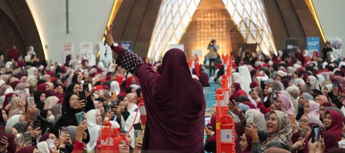 Hipnoterapis Umma Ilmia Catat Rekor Jamaah Terbanyak di Masjid Raya Al Jabbar