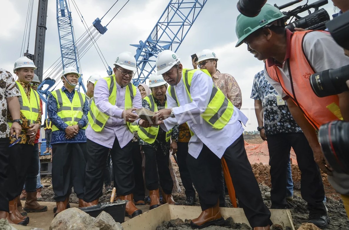 Gubernur Jawa Barat Ahmad Heryawan (ketiga kiri) bersama Wakil Gubernur Deddy Mizwar (ketiga kanan) meletakan batu pertama saat groundbreaking pembangunan Masjid Raya Al Jabbar di Jalan Cimincrang, Bandung, Jawa Barat, Jumat (29/12). 