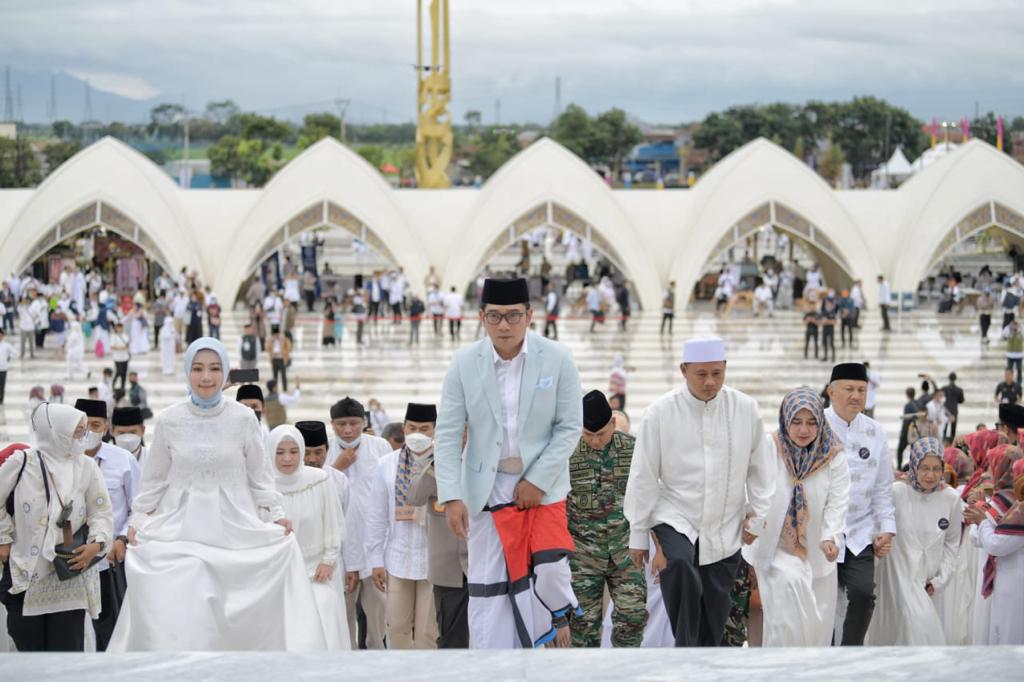 Gubernur Jabar Ridwan Kamil didampingi Wagub Jabar Uu Ruzhanul Ulum tiba di Masjid Raya Al Jabbar Bandung, sebelum acara peresmian, Jumat (30/12/2022) (Foto: Biro Adpim Jabar)
