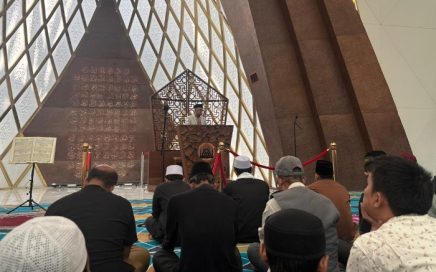 Khatib Jumat di Masjid Raya Al Jabbar