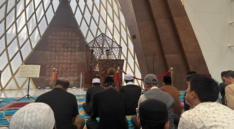 Khatib Jumat di Masjid Raya Al Jabbar