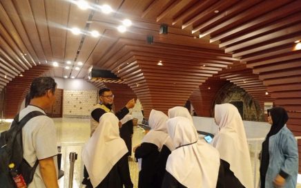 Dari Cengkareng ke Bandung, MT Al-Musyarafah Antusias Jelajahi Galeri Rasulullah